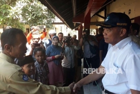 Het ministerie van onderwijs en cultuur bereift een semi permanente noodgevallende school in Lombok