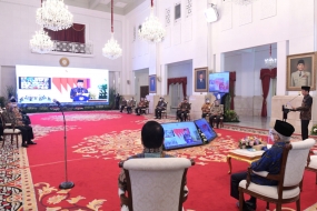 President Jokowi huldigt de oprichting van de Indonesische Sharia-bank in