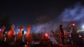 Aanbidders kwamen zaterdag bijeen op een kerkhof in Herasti, Roemenië, als onderdeel van traditionele orthodoxe vieringen