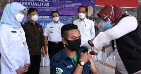President Jokowi observeert de massale vaccinaties van handelaren op de Tanah Abang-markt