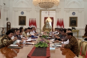 De president leidt een kabinetsvergadering over het belang van geïntegreerde beroepsopleiding.