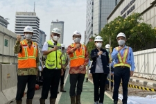 De Japanse ambassadeur in Indonesië, Masafumi Ishii (derde van links), bezocht op 10 september 2020 de bouwplaats van MRT Jakarta fase II.