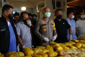 De politie arresteert de elf leden van de drugsring uit het Midden-Oosten in Jakarta