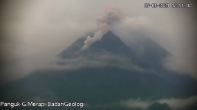 Mount Merapi werpt hete wolken uit: het publiek adviseerde om voorzichtig te zijn