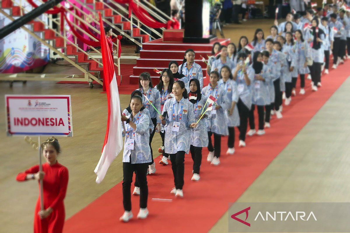 3224Kontingen-Indonesia-Kenakan-Batik-dalam-Defile-Opening-Ceremony-13th-ASEAN-Schools-Games-2024-Vietnam 1