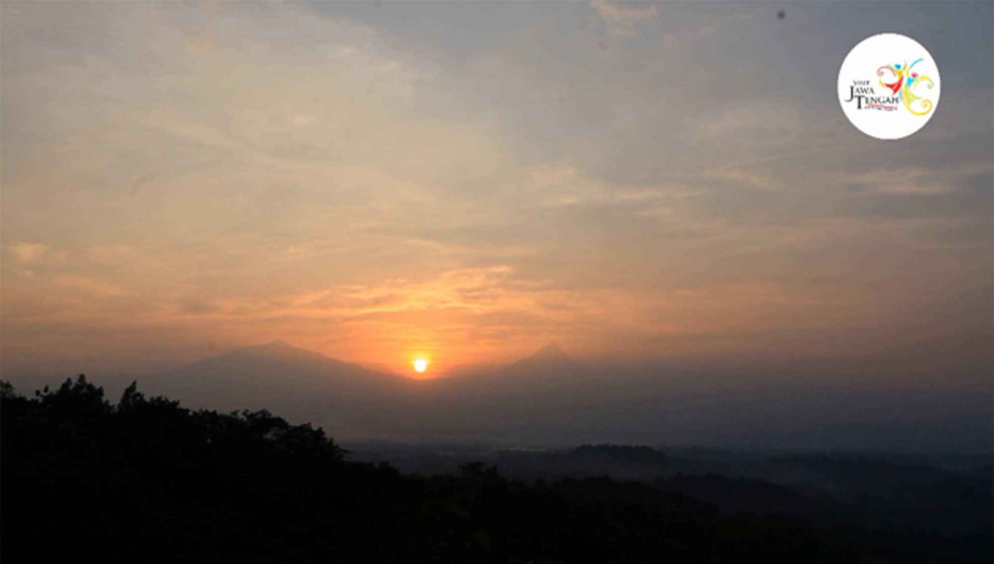 Lever du soleil sur la colline de Punthuk Setumbu