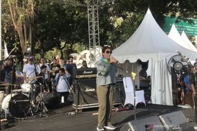 La ministre des Affaires maritimes et de la Pêche de la République d&#039;Indonésie, Susi Pudjiastuti, sur scène après le &quot;défilé de déchets plastiques&quot; au parc Aspiration, à Jakarta, dimanche (07/21/2019)