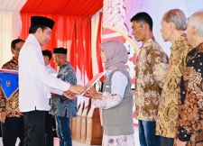 Le président Joko Widodo a lancé un programme de mise en œuvre des recommandations pour la résolution non judiciaire des violations graves des droits de l&#039;homme (HAM) dans le pays qui s&#039;est tenu à Rumoh Geudong, district de Pidie, province d&#039;Aceh, le mardi 27 juin 2023. Photo : BPMI Setpres/Laily Ratchev