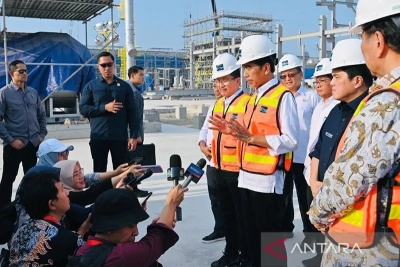 Le président Joko Widodo accompagné du président directeur de PT Freeport Indonesia Tony Wenas (à gauche) a fait une déclaration à l&#039;équipe des médias lors de la visite du projet de construction d&#039;usine de feuille de cuivre de PT Hailiang Nova Material Indonesia situé dans la zone industrielle Java Integrated Industrial and Port Estate (JIIPE), Gresik, Java Est le mardi (20/6/2023).  ANTARA/HO-Secrétariat présidentiel Bureau de presse/Laily Rachev/aa.