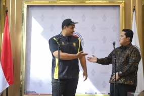 Menpora Dito Ariotedjo (à gauche) a accompagné le président général du PSSI, Erick Thohir (à droite), dans une déclaration à la presse après la signature de l&#039;accord de coopération au bureau de Kemenpora, à Jakarta, mardi (9/12/2023). ENTRE PHOTOS/M Risyal Hidayat/tom. (PHOTOS ANTARA/M RISYAL HIDAYAT)