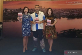 (gauche-droite) Vera Darmadi, directrice principale du marché de Tourism Western Australia, la créatrice de contenu Febrian et Julianti Muljadi, directeur national de Tourism Western Australia, lors du lancement du guide de voyage musulman d&#039;Australie-Occidentale à Jakarta, mercredi (20/3/2024). (ANTARA/Natisha Andarningtyas)