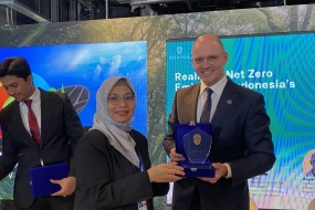 Myrna Safitri, adjointe de l&#039;OIKN pour l&#039;environnement et les ressources naturelles (à gauche) après une discussion au Pavillon de l&#039;Indonésie COP28 Dubaï, Émirats Arabes Unis, mardi (5/12/2023). ANTARA/Prisca Triferna