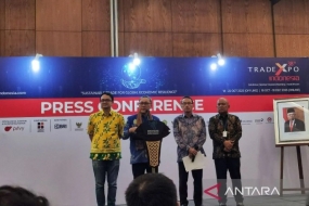 Le ministre du Commerce Zulkifli Hasan (deuxième à gauche), le vice-ministre du Commerce Jerry Sambuaga (à gauche), le directeur général du développement national des exportations du ministère du Commerce Didi Sumedi (deuxième à droite) et le secrétaire général du ministère du Commerce Suhanto (à droite) lors de la 38e conférence de presse du TEI à l&#039;ICE, BSD, Tangerang, Banten, dimanche (22/10/2023). ANTARA/Ade Irma Junida/am.