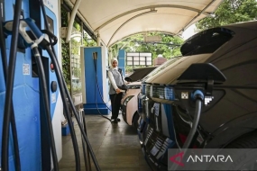Les résidents rechargent leurs voitures électriques à la station publique de recharge pour véhicules électriques de Jakarta (SPKLU), vendredi (2/2/2024). ENTRE PHOTOS/Erlangga Bregas Prakoso/YU/aa.