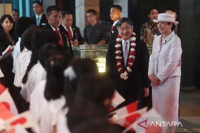 L&#039;empereur japonais Naruhito (à gauche) accompagné de l&#039;impératrice Masako (à droite) discute avec un certain nombre d&#039;étudiants à son arrivée à l&#039;hôtel Indonesia Kempinski, Jakarta, samedi (17/6/2023). ANTARA PHOTOS/Akbar Nugroho Gumay/nz/aa.