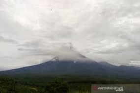 Le mont Semeru crache des nuages chauds