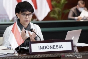 Mener une &quot;diplomatie de navette&quot;, la ministre indonésienne des Affaires étrangères a discuté de la question de la Birmanie avec l&#039;ASEAN