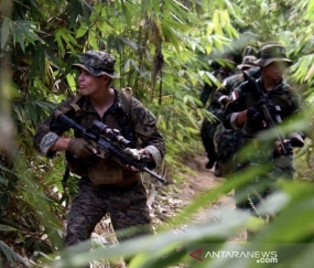 Les Marines indonésiens et américains pratiquent la guerre dans la jungle sur le mont Tumpang Pitu