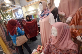 Les visiteurs regardent le hijab qui est exposé à la pavillion, lors du Festival économique de la charia en Indonésie (ISEF).