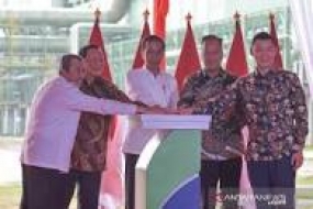 Le président Jokowi inaugure une usine de rayonne à Pelalawan, Riau