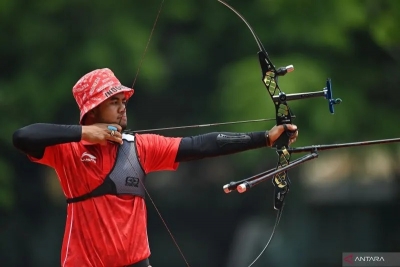 L&#039;archer indonésien Alviyanto Bagas Prastyadi a visé la cible lors du tour final des Jeux SEA de tir à l&#039;arc par équipe hommes classiques 2021 Vietnam au Centre d&#039;entraînement et de compétition sportive de Hanoï, Hanoï, Vietnam, mercredi (18/5/2022).  L&#039;équipe indonésienne a remporté une médaille d&#039;or après avoir battu le Vietnam avec un score de 6-2.  ENTRE PHOTOS/Aditya Pradana Putra/wsj.  (ANTARA PHOTOS/ADITYA PRADANA PUTRA)