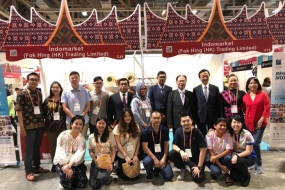 Des exposants indonésiens ont photographié le consul général d&#039;Indonésie à Hong Kong et à Macao, le Mandala S Purba (cinq à gauche), ainsi qu&#039;un certain nombre d&#039;agents du gouvernement de la province du Guangdong, de la Chine et de la région administrative spéciale de Macao devant le pont indonésien à la 11e. Les produits de marque Guangdong et Macao Foire le vendredi. (26/07/2019).