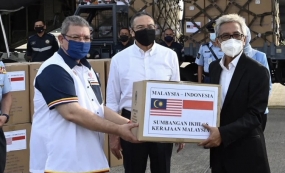 La Malaisie fait don d&#039;équipement COVID-19 à l&#039;Indonésie
