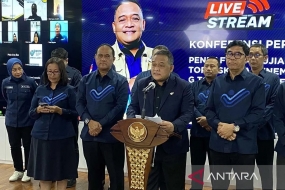 Benny Rhamdani (au centre), chef de l&#039;Agence indonésienne de protection des travailleurs migrants (BP2MI), lors d&#039;une conférence de presse à Jakarta, mardi (20/2.2024). ANTARA/Prisca Triferna/aa.