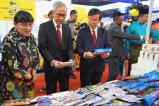 Le consul général d&#039;Indonésie à Penang Bambang Suharto (deuxième à gauche) et le ministre en chef de Penang Chow Kon Yeow ont visité le stand du consulat général d&#039;Indonésie à Penang lors de la 12e exposition et conférence internationales sur le halal de Penang (PIHEC) à Penang, samedi (23/6/2023 ).  ANTARA/HO-KJRI Penang.