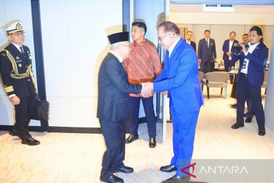 Le vice-président indonésien (Wapres) Ma&#039;ruf Amin a tenu une réunion avec le Premier ministre malaisien Anwar Ibrahim à Kuching, en Malaisie, mardi (28/11/2023) soir, heure locale.  (ANTARA/Indra Arief Pribadi)