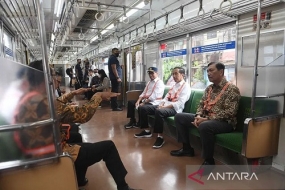 Le président Joko Widodo a visité la station LRT à Taman Mini Indonesia Indah