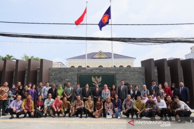 La ministre indonésienne des Affaires étrangères a inauguré la nouvelle ambassade indonésienne à Phnom Penh en ligne