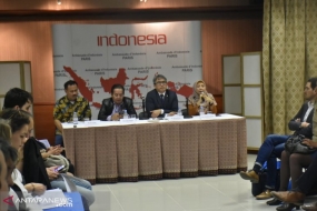 Sitti Rohmi Djalilah, sous-gouverneur de West Nusa Tenggara (NTB) (à droite), et Agung Kurniadi (deuxième à droite), chef adjoint du représentant indonésien à l&#039;ambassade de France à Paris, lors de leur visite en France. La présence du sous-gouverneur du NTB à Paris, en France, afin d&#039;assister à une réunion du Conseil international de coordination humaine et du programme de la biosphère, de l&#039;Unesco ou du Conseil international de coordination du programme sur l&#039;homme et la biosphère