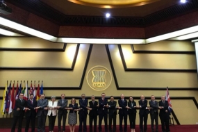 Le secrétaire général du ministère britannique des Affaires étrangères, Sir Simon McDonald, et dix ambassadeurs britanniques dans les pays de l&#039;ASEAN lors de leur visite jeudi au bureau du secrétariat de l&#039;ASEAN à Jakarta