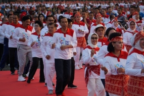 Le président Jokowi a participé à la gymnastique de Poco-Poco à Monas