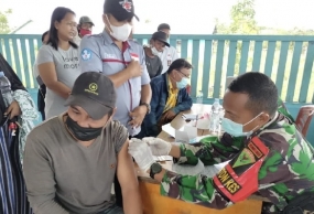 Le groupe de travail sanitaire de l&#039;armée nationale indonésienne  assure la vaccination des citoyens à la frontière de L’Indonésie -PNG