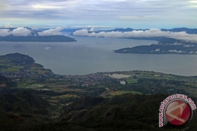 Ministère des Travaux Publics et du Logement du Peuple - PUPR  construit un lieu de vacances au niveau international au Géoparc Caldera Toba