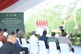 Le président Joko Widodo lors d&#039;un discours sur l&#039;ordre du jour de la pose de la première pierre de la construction du parc d&#039;entrepôts de Nusantara dans la capitale de l&#039;archipel (IKN), régence de North Penajam Paser, Kalimantan oriental, mercredi (17/1/2024). ANTARA/HO-Secrétariat Présidentiel.