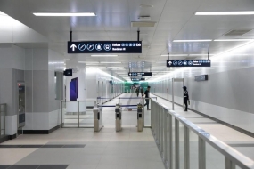 Ambiance de la station MRT du rond-point de l&#039;hôtel Indonesia, Jakarta. Un certain nombre d&#039;équipements pour les personnes handicapées sont disponibles dans les stations MRT, tels que des blocs tactiles pour guider les malvoyants, des ascenseurs prioritaires, de larges portes passagers et des toilettes spéciales pour les utilisateurs de fauteuils roulants. ANTARA/HO-BKIP Ministère des Transports