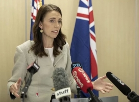 Remportant une grande victoire, Ardern forme le gouvernement en 3 semaines