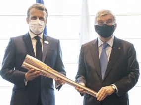 Manifestation contre vaccins anti-corona colorée par des affrontements, le président Macron appelle à l&#039;unité