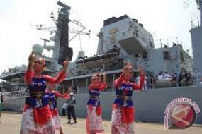 Le navire de guerre de la marine britannique HMS Richmond visite en Indonésie