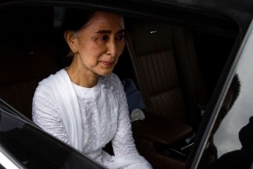 Aung San Suu Kyi après avoir assisté aux funérailles de l&#039;ancien président du parti de la Ligue nationale pour la démocratie (NLD) Aung Shwe à Yangon, Myanmar, le 17 août 2017. Un tribunal du Myanmar sous le gouvernement de la junte militaire a condamné à 7 ans de prison le dirigeant civil qui a été renversé par Aung San Suu Kyi vendredi (30/12/2022).
