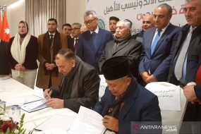 La signature d&#039;un accord concernant  l&#039;aide financier  de la construction d&#039;un hôpital indonésien dans la ville d&#039;Hébron en Cisjordanie, entre le Conseil indonésien des oulémas -MUI et le gouvernement de la ville de Hébron à Amman, en Jordanie, samedi (4/1/2020)