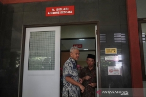 Le gouverneur du centre de Java, Ganjar Pranowo (à gauche), visite la salle d&#039;isolement qui sera utilisée pour traiter les patients atteints du virus corona à l&#039;hôpital régional Margono Sukarjo, Purwokerto, Banyumas, centre de Java, vendredi (6/3/2020).