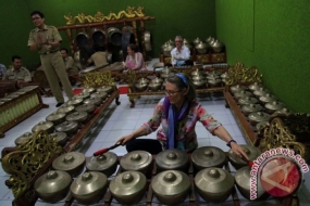 Apprendre l&#039;art indonésien. Un certain nombre de professeurs australiens ont appris les arts Karawitan dans le programme d’enseignement des pairs au Lycée professionnel d&#039;État 8 Solo, Java central, mardi (6/10). L&#039;activité faisait partie d&#039;un échange d&#039;enseignants australiens avec le bureau de l&#039;éducation de la province centrale de Java dans le contexte de l&#039;introduction de l&#039;art et de la culture en Indonésie.