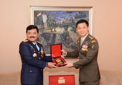 Le commandant en chef de TNI, le Maréchal, Hadi Tjahjanto a reçu la Médaille d&#039;honneur
