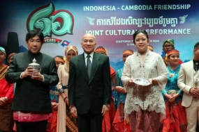 La ministre Puan Maharani apprécie les performances culturelles des 60 ans de relations diplomatiques entre l&#039;Indonésie et le Cambodge