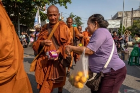 Les habitants fournissent de la nourriture aux moines qui participent au rituel Thudong après leur arrivée dans la ville de Semarang, Java central, dimanche (28/5/2023). ANTARA PHOTOS/Aji Styawan/pras.