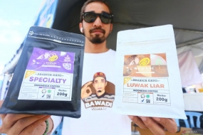 Archives - Un citoyen malaisien montre l&#039;emballage des produits de café Gayo d&#039;Aceh, en Indonésie, au NusaFest, Kuala Lumpur, le 9 juillet 2023).  (ANTARA PHOTO/Virna Puspa Setyorini/tom)